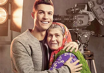 Ronaldo oynadı Ümmiye teyze yönetti