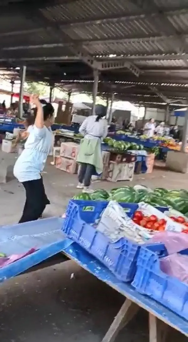 kastamonuda-akilalmaz-olay-kadinlarin-kavgasinda-sebze-ve-meyveler-havada-ucustu-1661607582899.jpg Kastamonu’da akılalmaz olay! Kadınların kavgasında sebze ve meyveler havada uçuştu - 1
