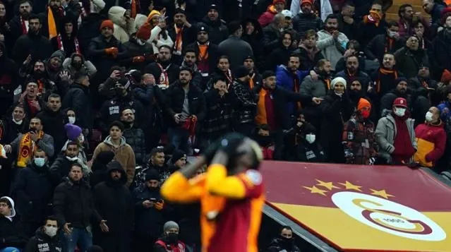 Son dakika: Galatasaray’da Mbaye Diagne Başakşehir maçında sakatlandı