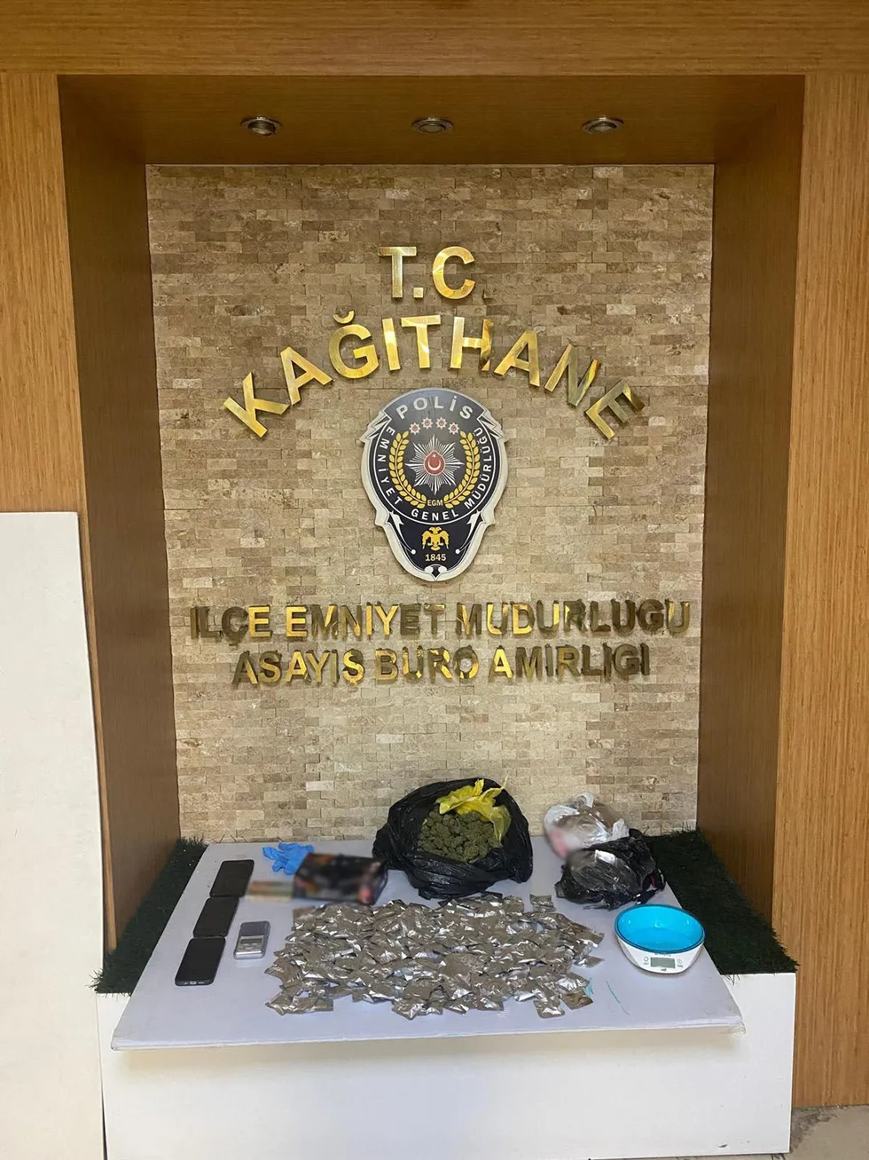 Kağıthane'de sokakta başlayan takiple 'zula evi'ne operasyon: 650 bin lira değerinde uyuşturucu ele geçirildi - 1