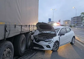 Pendik'te araç kontrolden çıktı kamyonun altına girdi: 2 yaralı