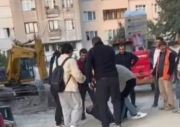 İstanbul’da minibüsten telefon çaldığı iddia edilen kişiyi öldüresiye dövdüler! O anlar kamerada
