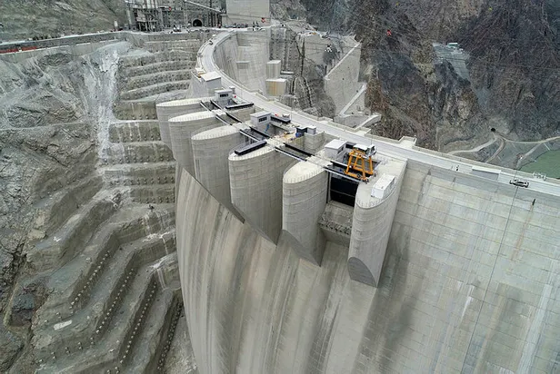 yusufeli-baraji-ozellikleri-yusufeli-baraji-hangi-akarsu-uzerindedir-turkiyenin-en-buyuk-baraji-yuksekligi-kac-1669118178072.jpg YUSUFELİ BARAJI ÖZELLİKLERİ: Yusufeli Barajı hangi akarsu üzerindedir? Türkiye'nin en büyük barajı yüksekliği kaç metre? - 3