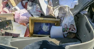 Enkazdan çıkan fotoğraflar görenleri duygulandırdı!