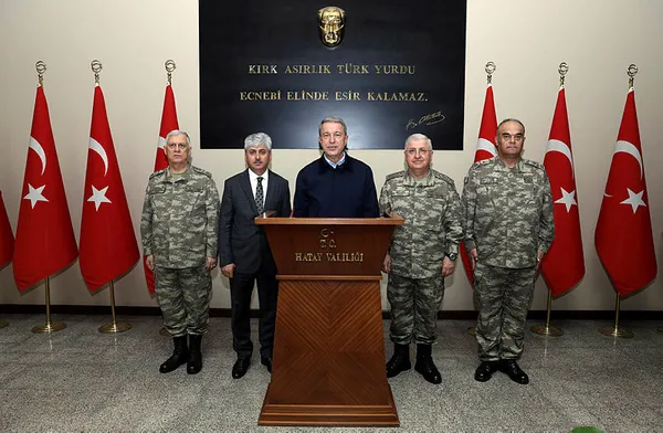 Milli Savunma Bakanı Hulusi Akar ve komutanlar sınır hattında