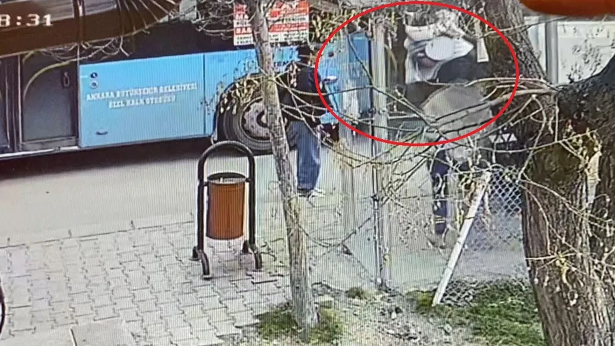 Okul çıkışında dehşet anları: Boğazına bıçak dayayıp gasp etti