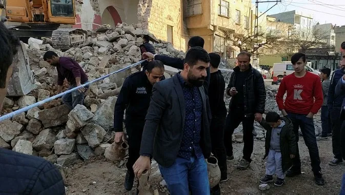 Mardin’de cami yıkımında bulunan küpler hazine söylentisine neden oldu - 1