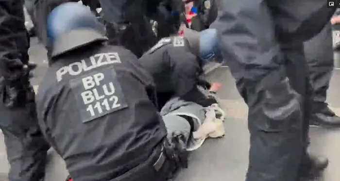 alman-polisinden-soykirimci-israile-destek-filistin-destekcilerini-yerde-surukleyerek-mudahale-ettiler-1711755290552.jpeg Alman polisinden insanlık dışı muamele! Filistin destekçilerini yerde sürükleyerek müdahale ettiler - 4