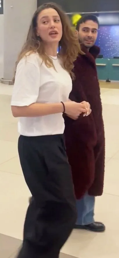 serenay-sarikaya-ve-mert-demir-gunler-sonra-goruntulendi-rezalet-bir-haldeyiz-1767691265499.jpg Kaynak: Sosyal medya