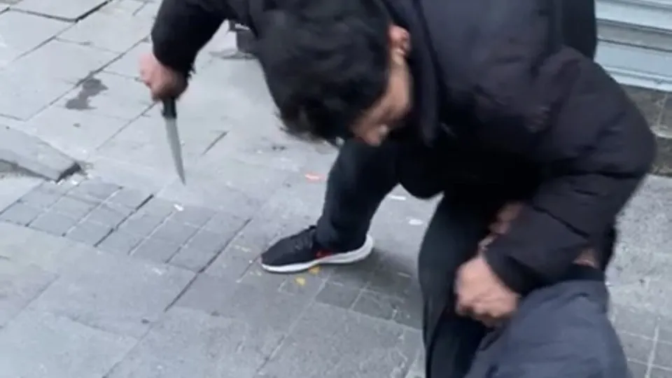 İstanbul’da kan donduran olay! Dövüldü, bıçaklandı, gaspçının bacağına sarıldı