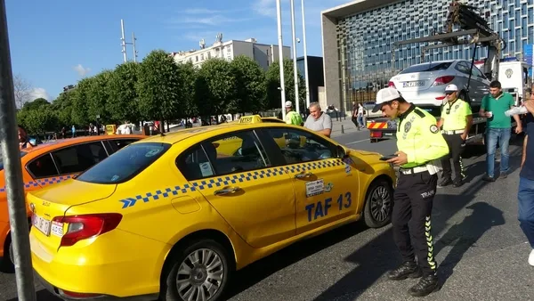 taksimde-taksicilere-siki-denetim-ceza-yagdi-1655444846281.jpg Taksim’de taksicilere sıkı denetim! Ceza yağdı - 4