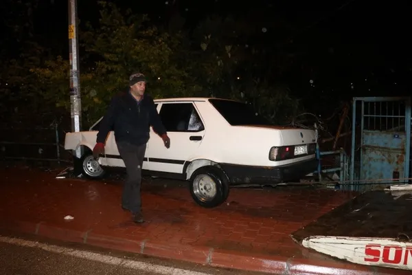 Kaza yaptılar, yardıma gelenlere bıçak çekip kaçtılar - 1