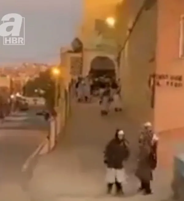 cezayirde-ilkokul-ogrencilerinin-goruntuleri-viral-oldu-okuldan-once-camiye-gittiler-1669973139791.jpg Cezayir’de ilkokul öğrencilerinin görüntüleri viral oldu! Okuldan önce camiye gittiler - 2