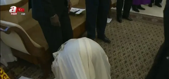 Papa Franciscus Sudanlı siyasilerin ayaklarını öptü