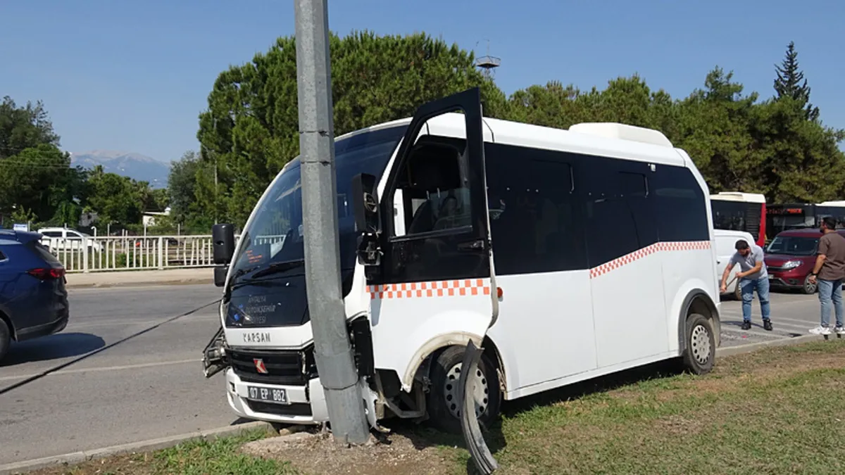 Freni patlayan minibüs araca ve direğe çarptı: 4 yaralı