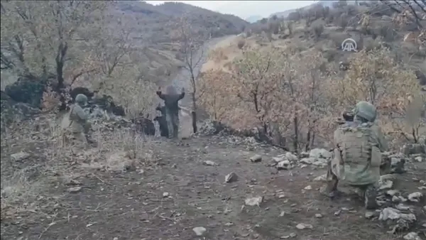 Son dakika: Hava destekli operasyonda sıkışan 4 terörist böyle teslim oldu! MSB o anları paylaştı - 1