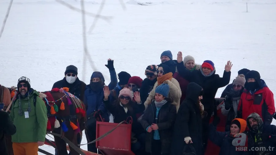 Çıldır Gölü ilgi odağı oldu! Turistler atlı kızağa hayran kaldı 9