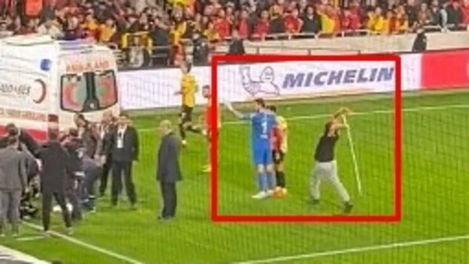 Göztepe-Altay maçında Göztepeli taraftar Altay Kalecisinin sırtına korner direği ile vurdu