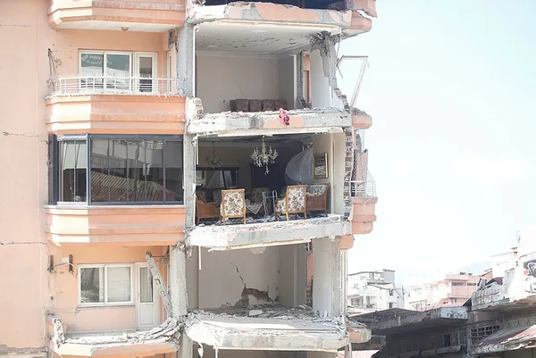 Deprem bölgelerindeki vatandaşlara dikkat! TOKİ’den vatandaşlara dolandırıcılık uyarısı