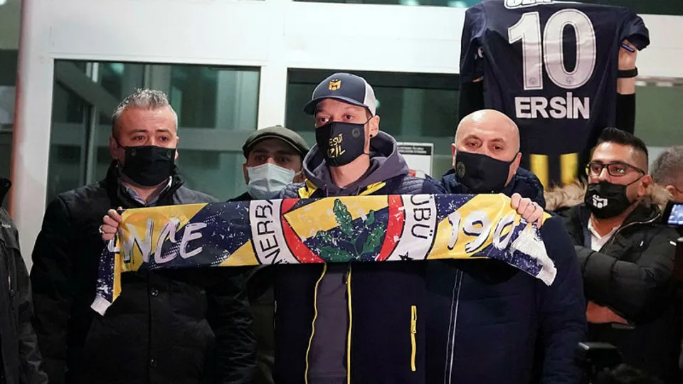 Fenerbahçe Mesut Özil son dakika | Mesut Özil maaşı ne kadar | Dünya bunu konuşuyor! Özil Ronaldo'yu geçti