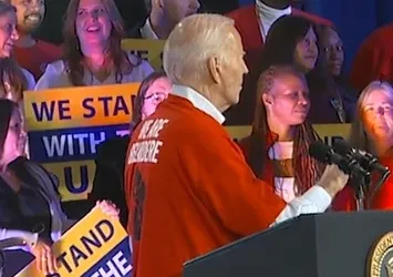 İkiyüzlü Biden neye uğradığını şaşırdı! "Gazze'de ateşkes" protestosuna cevap veremedi