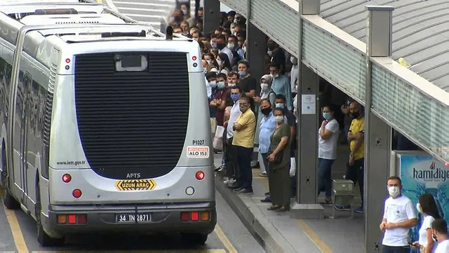 Metrobüslerde tıka basa yolculuk; seferlerin artırılmasını istediler - 2