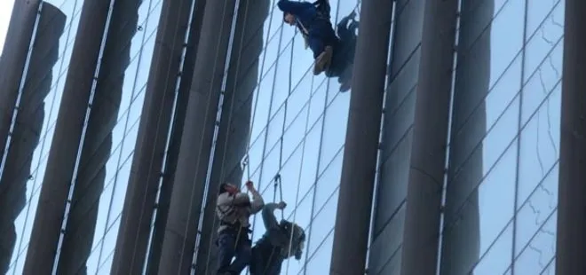 Son dakika: Kadıköy’de 20 katlı binada 2 işçi asılı kaldı