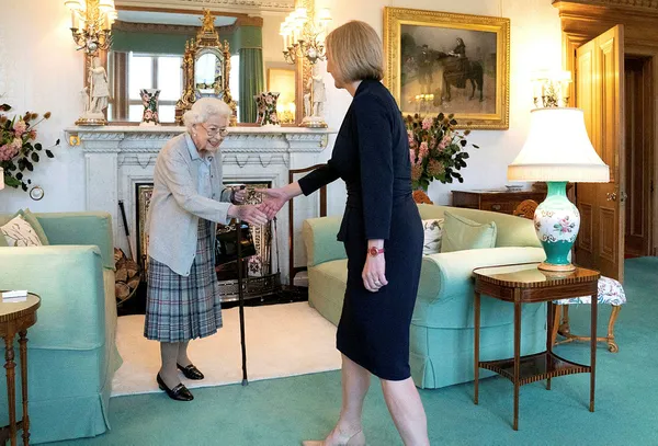 1662479297698.jpg İngiltere'nin yeni Başbakanı Liz Truss! II. Elizabeth'ten yetkiyi aldı ofisine geçti! İşte o anlar... - 4