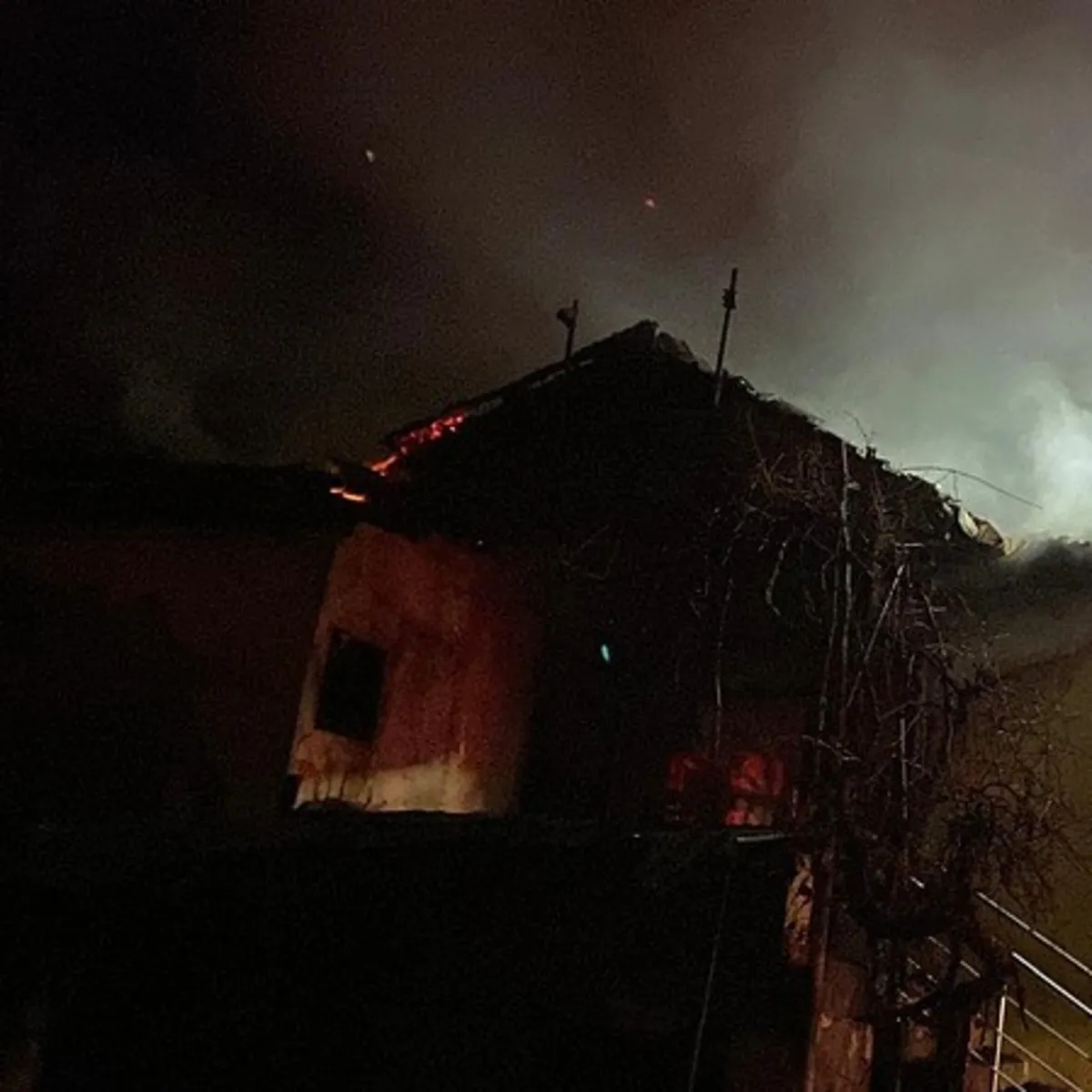 Erzincan’da müstakil ev alevlere teslim! Canlarını zor kurtardılar