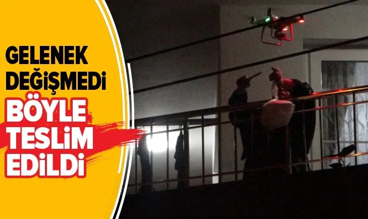 Adana'da gelenek haline geldi! Siparişleri böyle teslim ettiler...