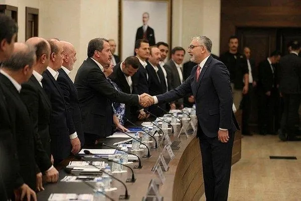 Milyonlara 2 yıllık zamda gözler ikinci teklifte! Kritik açıklama öncesi sürpriz müzakere! Memur ve memur emeklisinin zam oranı ne olacak?