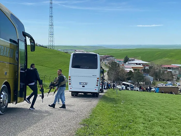 Muhtarlık yarışı Diyarbakır'da can aldı! Ailelerin kavgasında 12 kişi yaralandı - 1