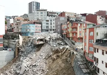 Kağıthane'de hasarlı binalar yıkılıyor!