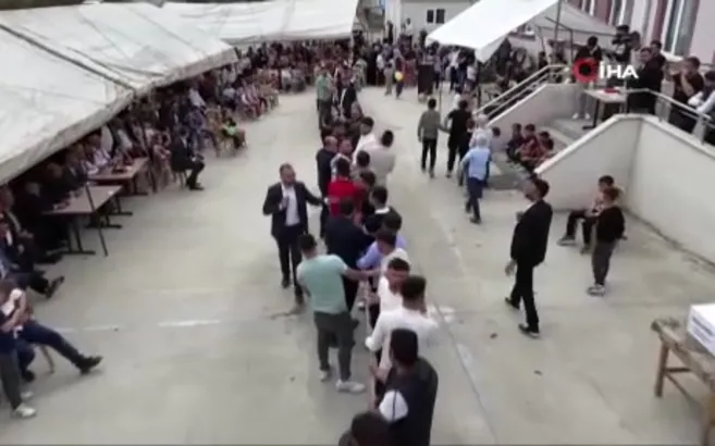 Halat çekme yarışmasında ip koptu