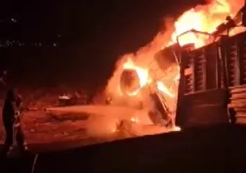 Mardin’de devrilen TIR alev aldı: Şoför yanarak hayatını kaybetti