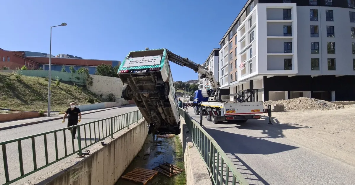 Cenaze aracı su kanalına düştü