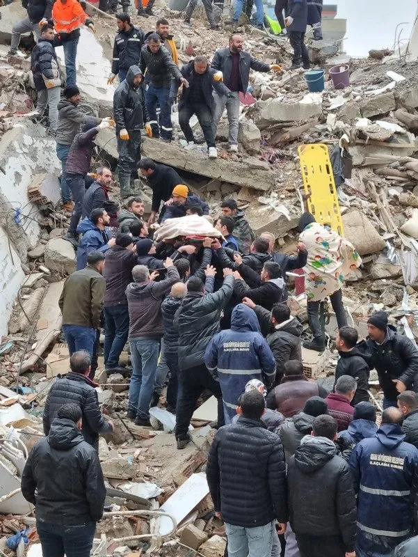 KAHRAMANMARAŞ'TA 7,4'LÜK DEPREM! Deprem bölgesinde kurtarma çalışmaları devam ediyor | İğne deliğinden çıkarıldılar