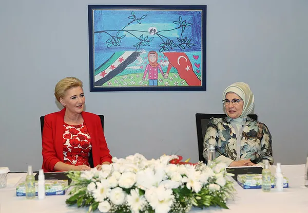 Emine Erdoğan Polonya Cumhurbaşkanı Duda'nın eşi Agata Kornhauser ile PIKTES Ofisi'ni ziyaret etti - 3