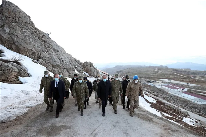 Son dakika: Milli Savunma Bakanı Akar’dan Sincar’a operasyon sinyali: Mehmetçiğin nefesi teröristlerin ensesinde