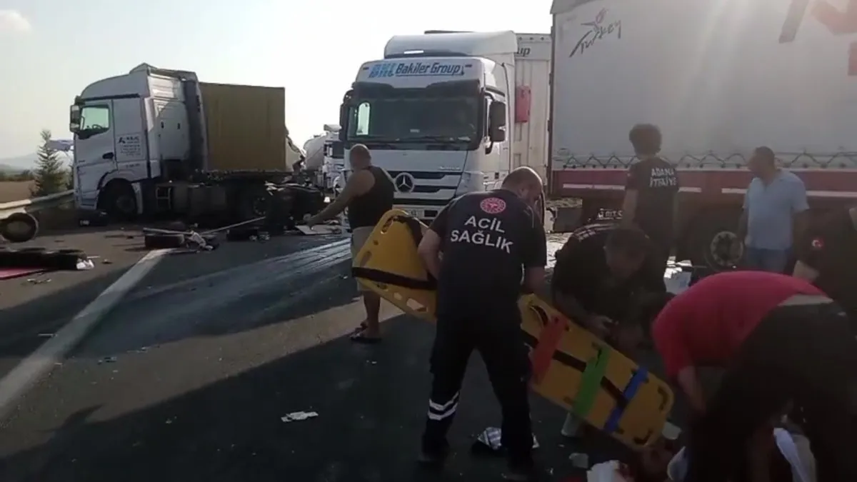 Adana'da emniyet şeridinde duran tıra arkadan başka bir tır çarptı: Araçlarda sıkışan 2 şoför yaralı!
