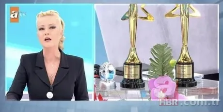 Müge Anlı’ya yüzleri güldüren hediye! Avukat Rahmi Özkan fotoğrafını çekmeden duramadı: Baş tacısın 9