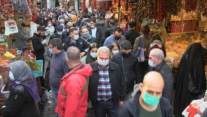 Son dakika: Hafta sonu kısıtlaması öncesi İstanbul'da trafik kilit! Eminönü'nde korkutan yoğunluk - 5
