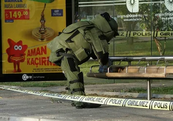 Antalya'da bomba paniği! Duraktaki poşet polis ekiplerini harekete geçirdi! Bakın içinden ne çıktı...