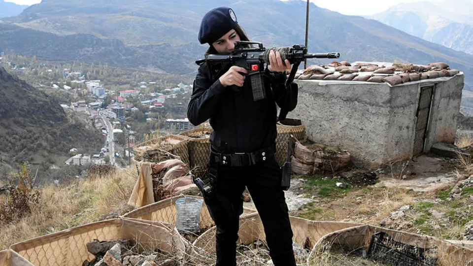 Dicle Elçeoğlu'ndan hem vatani görev hem halka hizmet