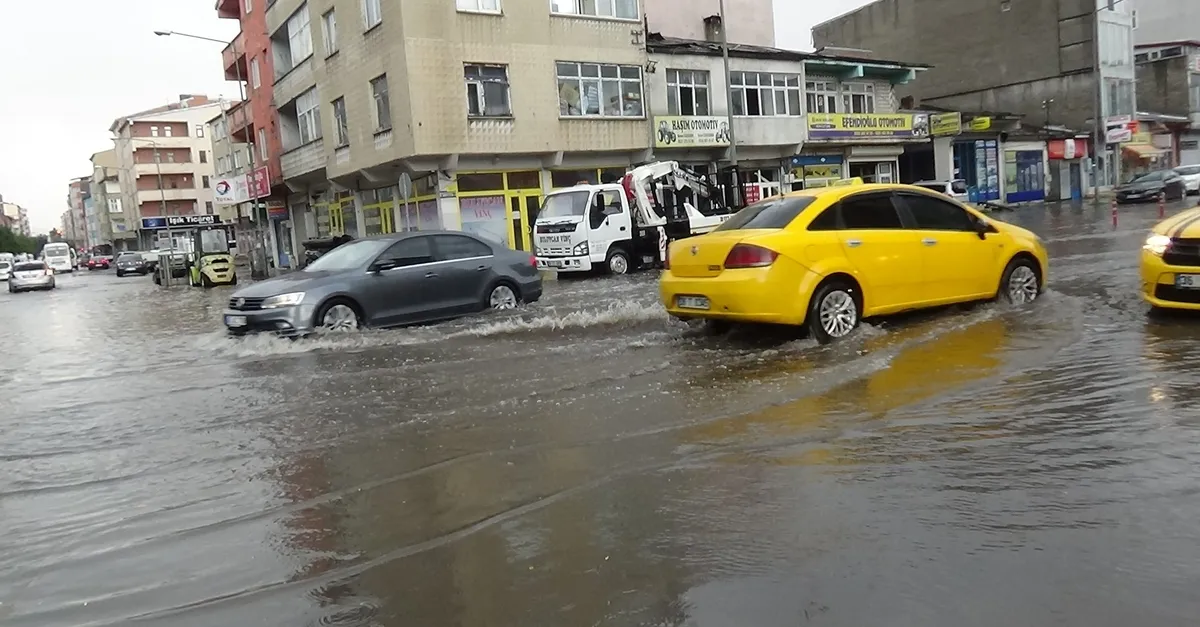 Kars’ta dolu yağışı caddeleri göle çevirdi