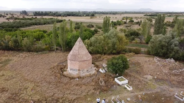 selcuklu-kumbetinde-30-yil-sonra-gun-yuzune-cikan-aci-gercek-1632137938113.jpg Selçuklu kümbetinde 30 yıl sonra gün yüzüne çıkan acı gerçek! - 3