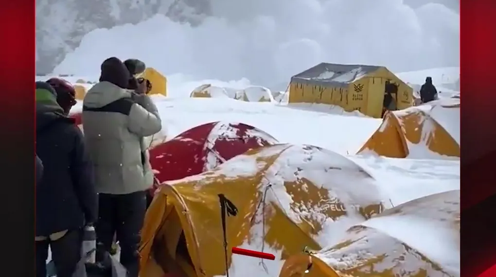 EVEREST’TE ÇIĞA YAKALANDILAR