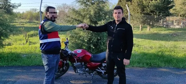 denizlideki-ciftin-motosiklet-ilani-saskina-cevirdi-jasat-alici-gibi-gelip-boyle-yakaladi-1650019504876.jpg Denizli’deki çiftin motosiklet ilanı şaşkına çevirdi! JASAT alıcı gibi gelip böyle yakaladı - 3