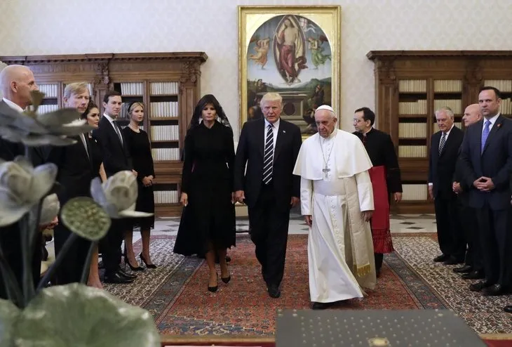 Suudi Arabistan’da başını açan Melania Trump Vatikan’da kapattı