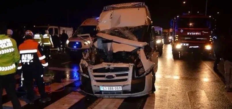 Aksaray'da minibüs kamyona çarptı: 13 yaralı